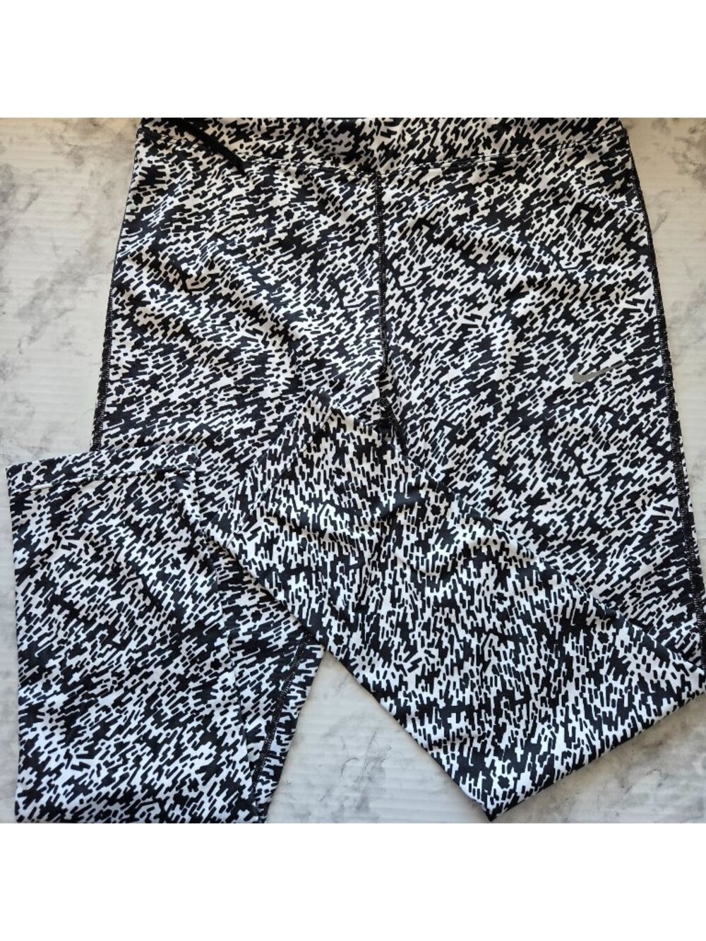 Nike Pronto Essential Running Crop Tights Black & White Womens Sz M (26-0149)